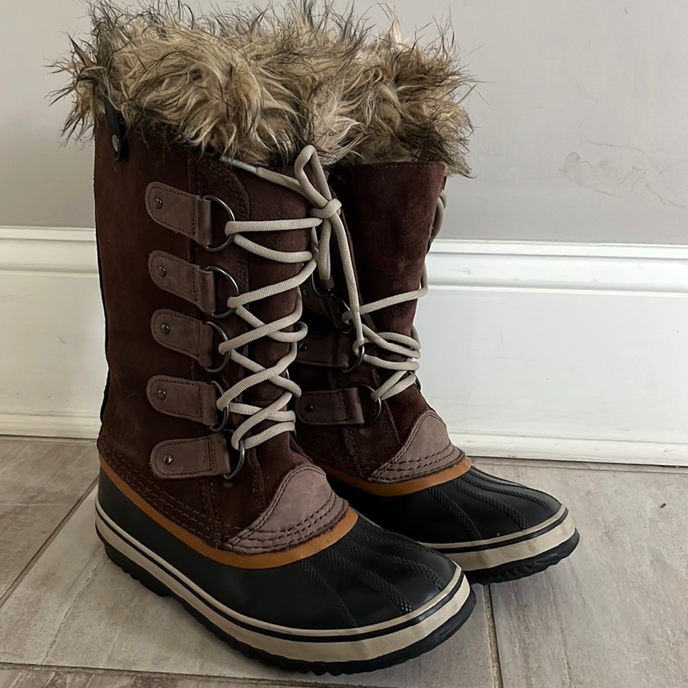 Sorel boots size 8. Hardly worn. Non smoking. No pets.